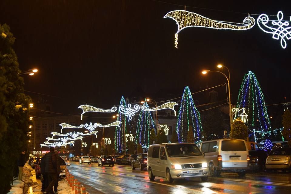 În această săptămână va fi pornit iluminatul ornamental în Piatra-Neamț și Roman