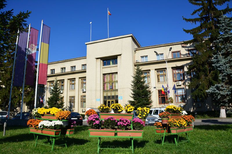 Pe 1 Decembrie vor fi arborate noile steaguri ale municipiului Roman