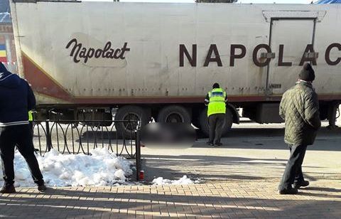 A murit prinsă sub roțile unui TIR (FOTO)