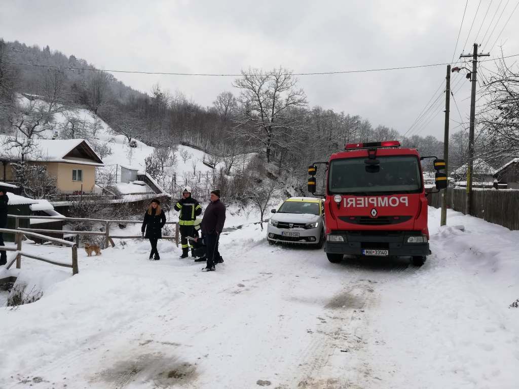 Bătrân la spital după o explozie la locuința acestuia (FOTO)