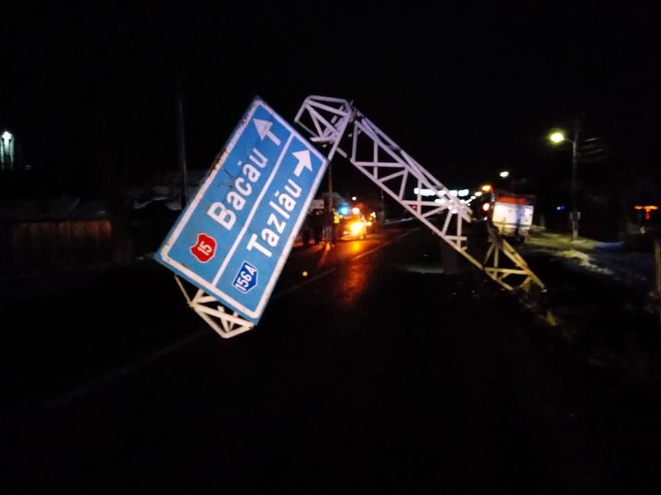 Un tânăr din Roznov a intrat cu mașina într-un panou rutier și o țeavă de gaz (FOTO)