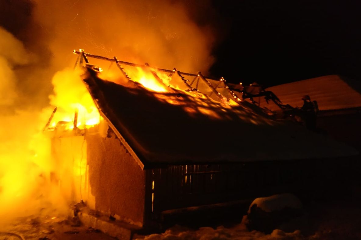 Gospodărie în flăcări de la un coș de fum (FOTO)