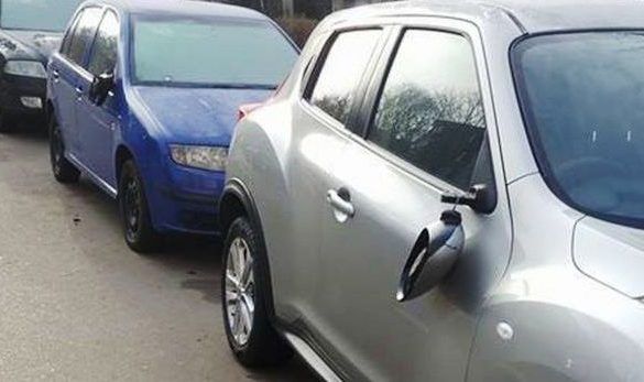 Supărat după o ceartă cu iubita, s-a „răzbunat” pe 11 autoturisme