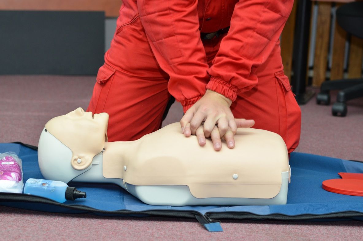 Elevii din Borca și Farcașa au participat la lecții despre utilizarea echipamentului de protecție și acordarea primului ajutor