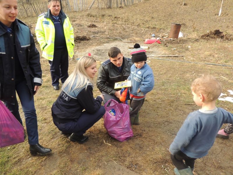 Pentru câteva zeci de copii din Neamț, Moș Crăciun a purtat uniformă de polițist