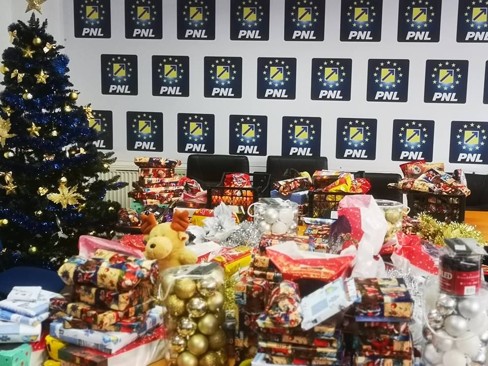 Liberalii din Piatra-Neamț au împodobit bradul în casele celor încercați de soartă (VIDEO)