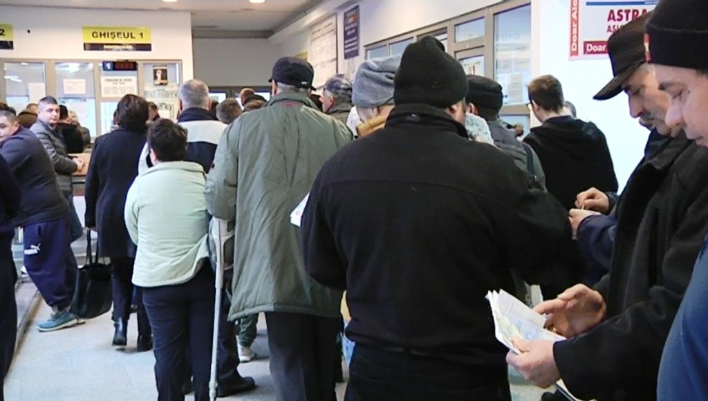 Românii din Italia au venit în ţară să-şi radieze maşinile (FOTO)