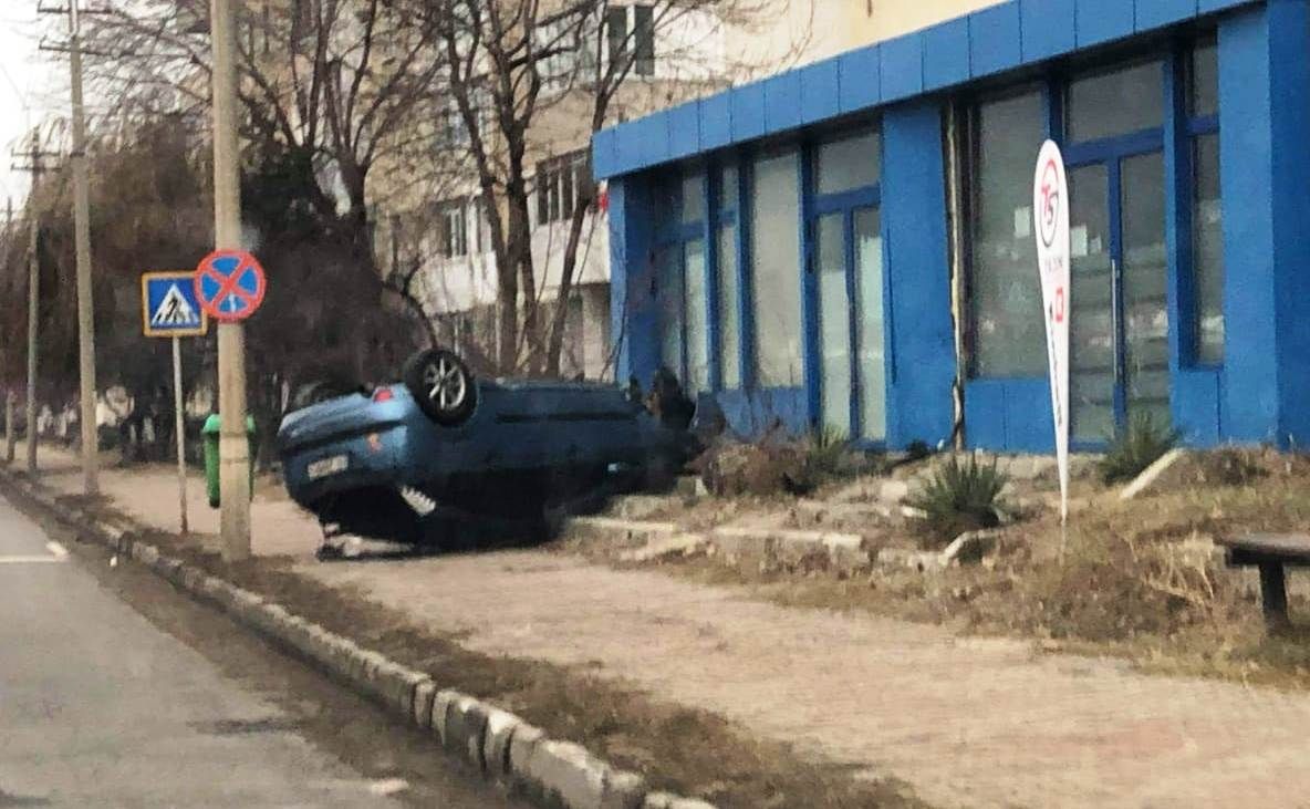 Și-a „parcat” mașina, răsturnată, pe trotuar (FOTO)