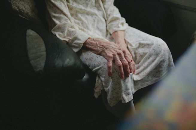 O bătrână de 84 de ani, luată la pumni de doi tineri