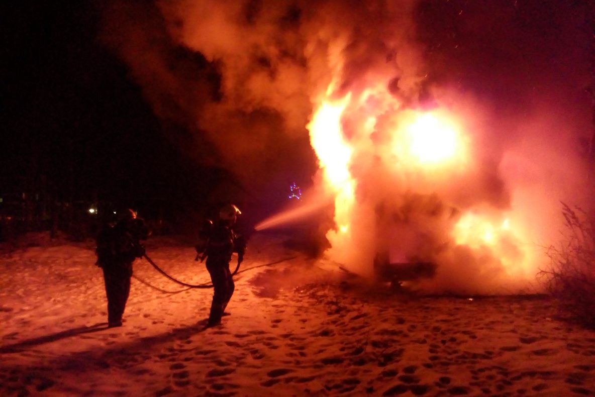 Incendiu la un autovehicul de transport persoane (FOTO)