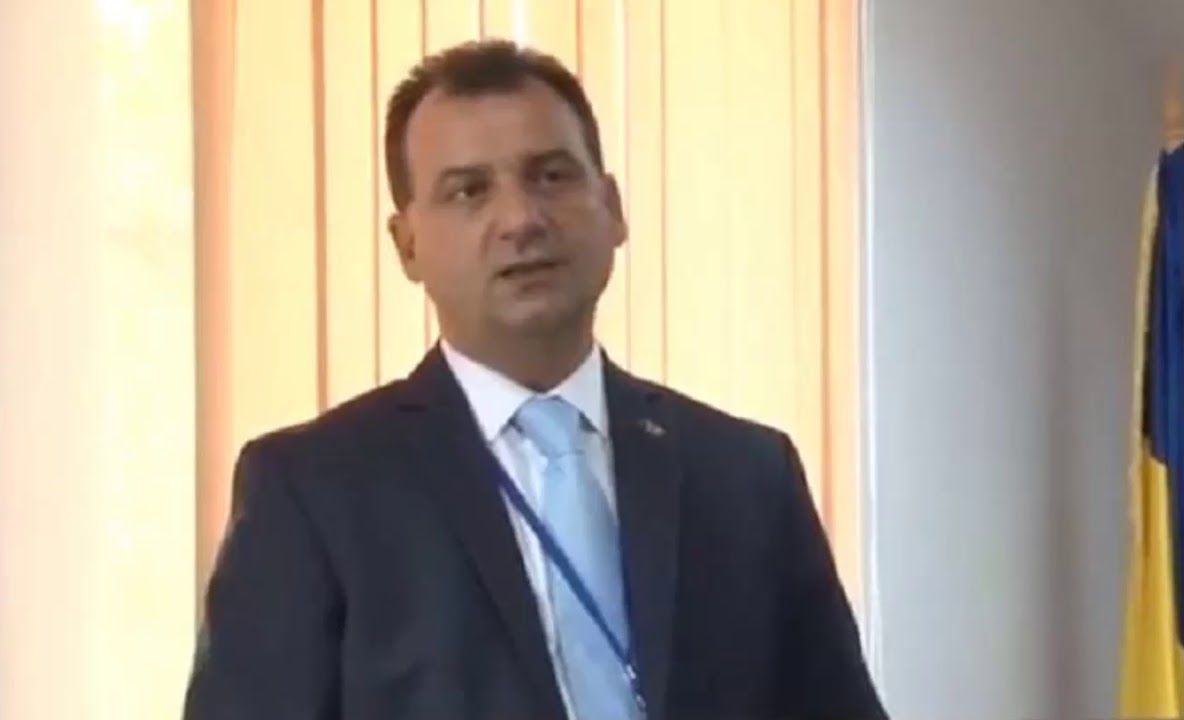 Un incendiu a cuprins clubul din Roznov (VIDEO)