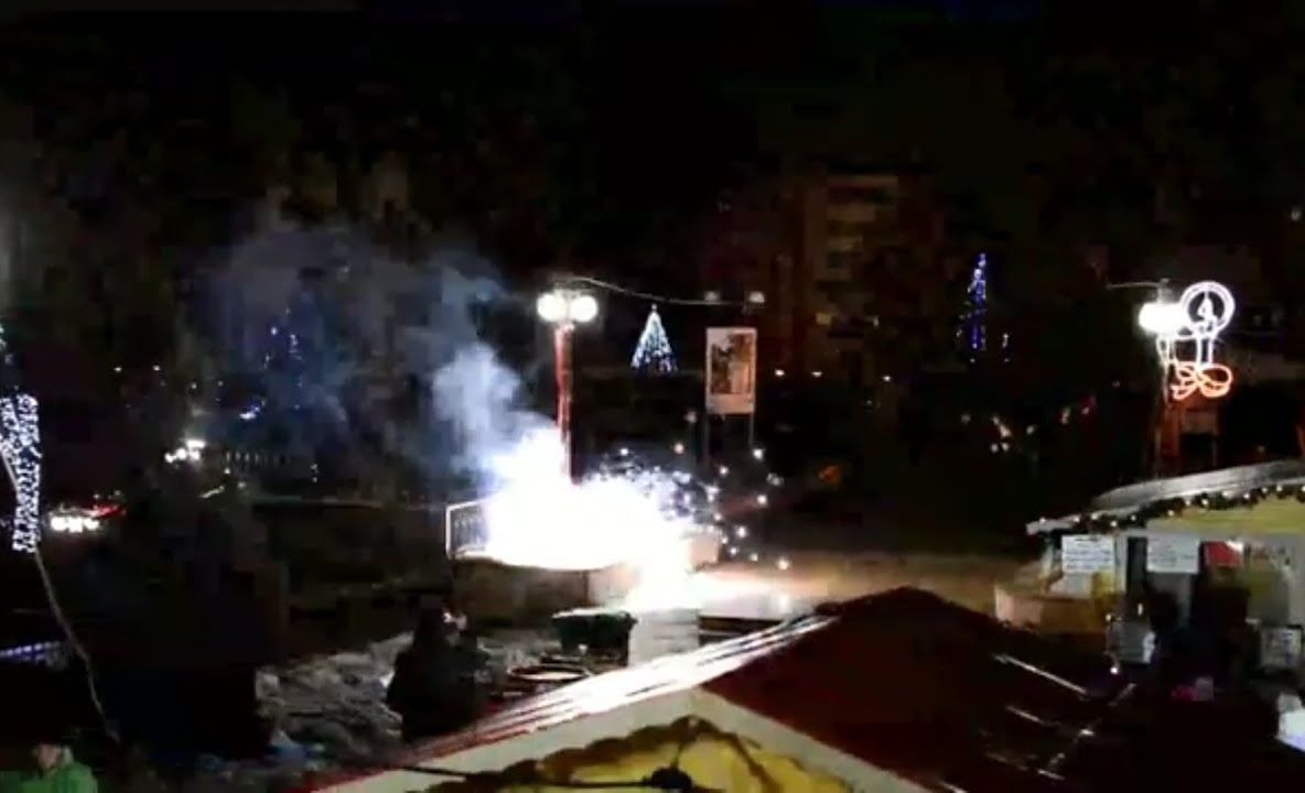 Altfel de „artificii” la Târgul de Crăciun la Neamț. A luat foc un tabloul electric (VIDEO)
