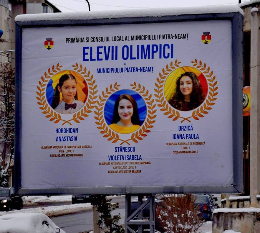 Primii cinci elevi olimpici, promovați pe panouri publicitare în Piatra-Neamț