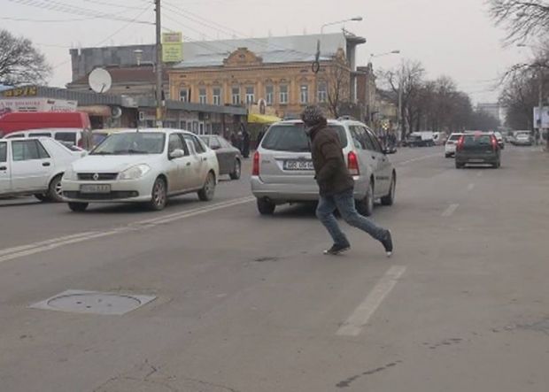 Doi bărbați au ajuns la spital după ce au încercat să traverseze prin loc nepermis