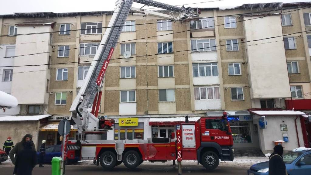 Misiuni ale pompierilor nemțeni: salvare bărbat căzut în sanț și îndepărtarea țurțurilor