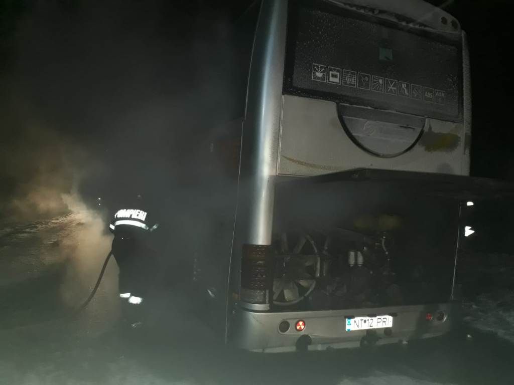 Un autocar plin cu pasageri a luat foc în mers (FOTO)