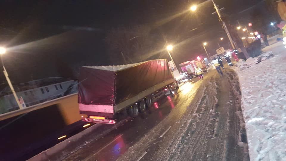 Un TIR a intrat în pilonii de la mall-ul din Roman (FOTO)
