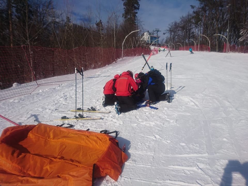 Patru persoane accidentate pe Pârtia Cozla, una pe Pârtia din Durău