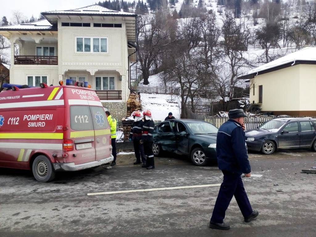Accident grav la Farcașa: o victimă încarcerată, trei mașini implicate (FOTO)