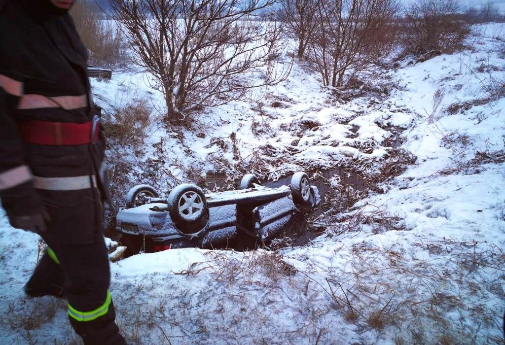 S-a răsturnat cu mașina în albia unui râu (FOTO)