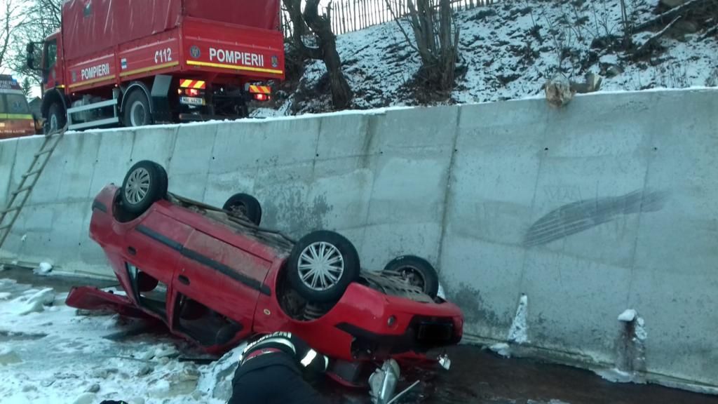 Două mașini răsturnate, cinci persoane rănite (FOTO)