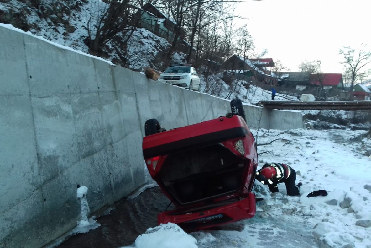 Șoferul beat, mașina în pârâu, trei victime (FOTO)