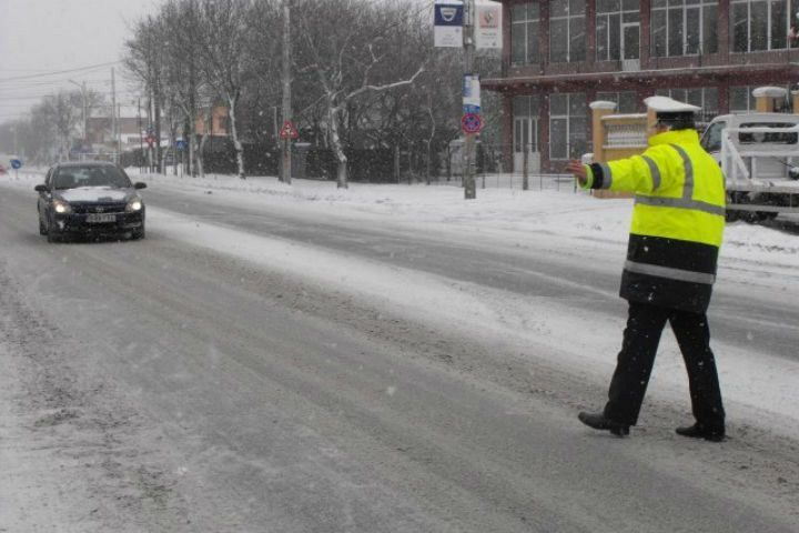 Cum trebuie să circulăm iarna. Polițiștii ne reamintesc să avem mașina echipată corespunzător pentru sezonul rece.