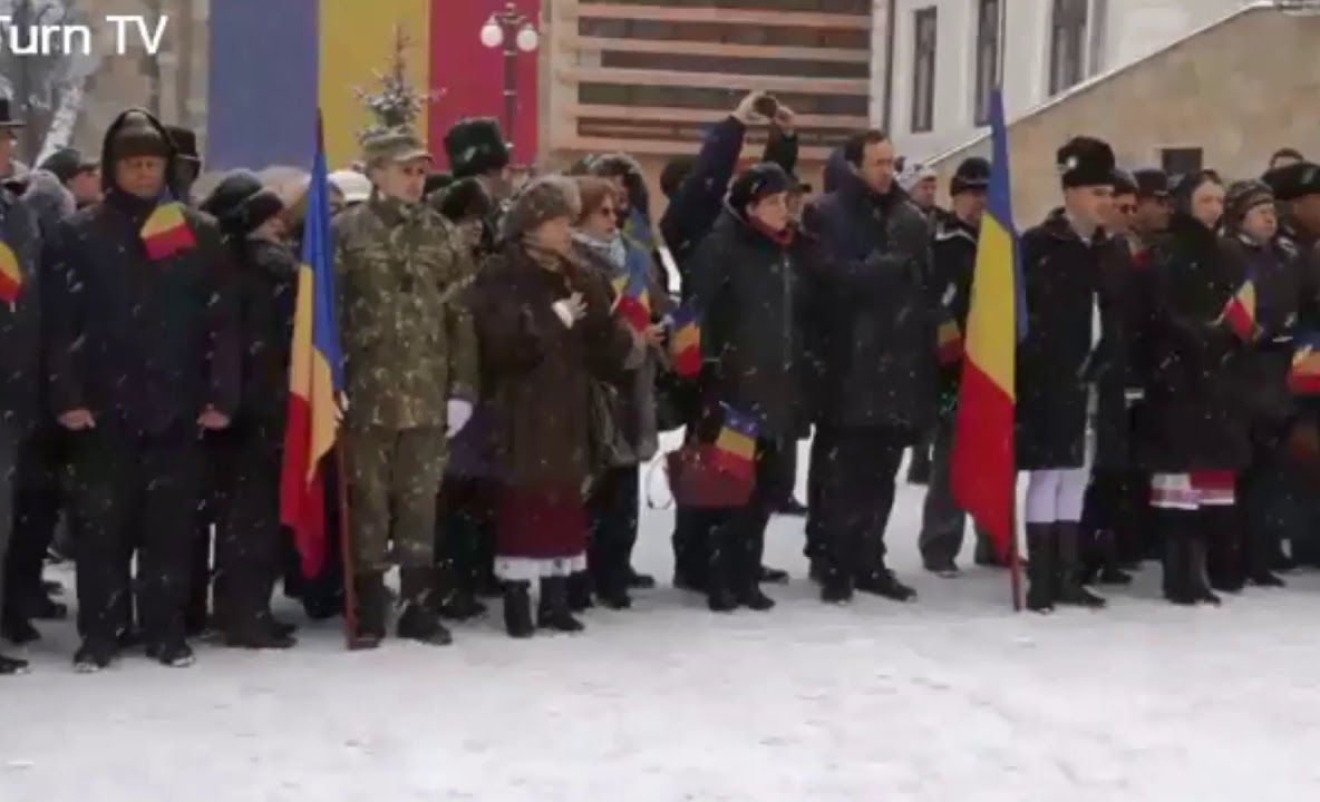 Interpreta imnului Centenarului a încurcat versurile și strofele Imnului Național