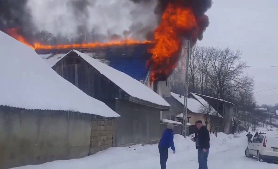 Două locuințe, afectate de un incendiu. O persoană a avut nevoie de îngrijiri medicale (FOTO-VIDEO)