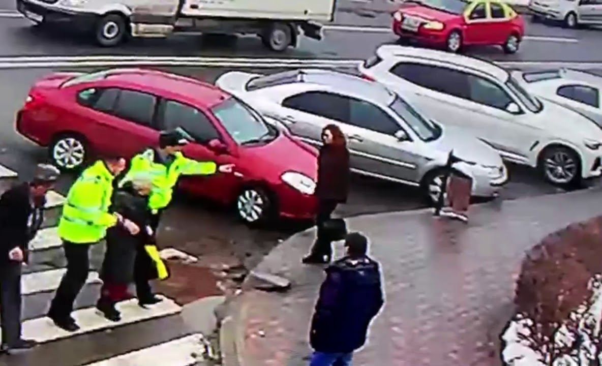 Bătrână căzută pe „zebră”, salvată de doi poliţişti (VIDEO)