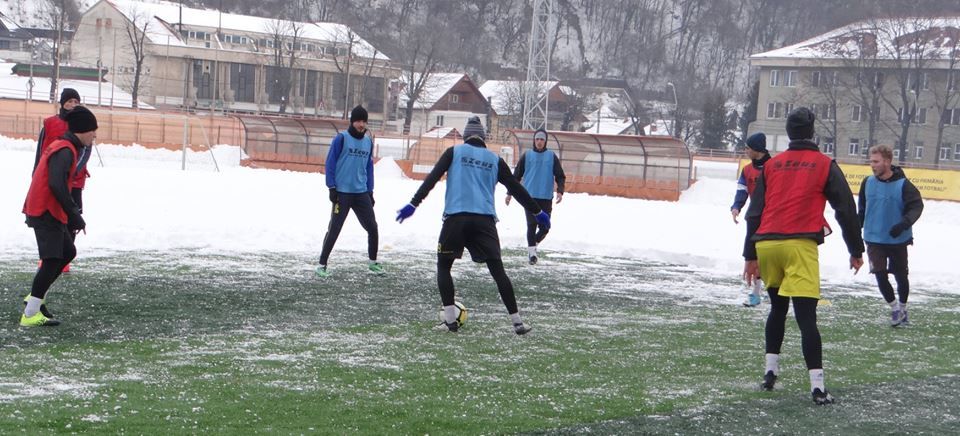 Zăpada anulează două meciuri de pregătire