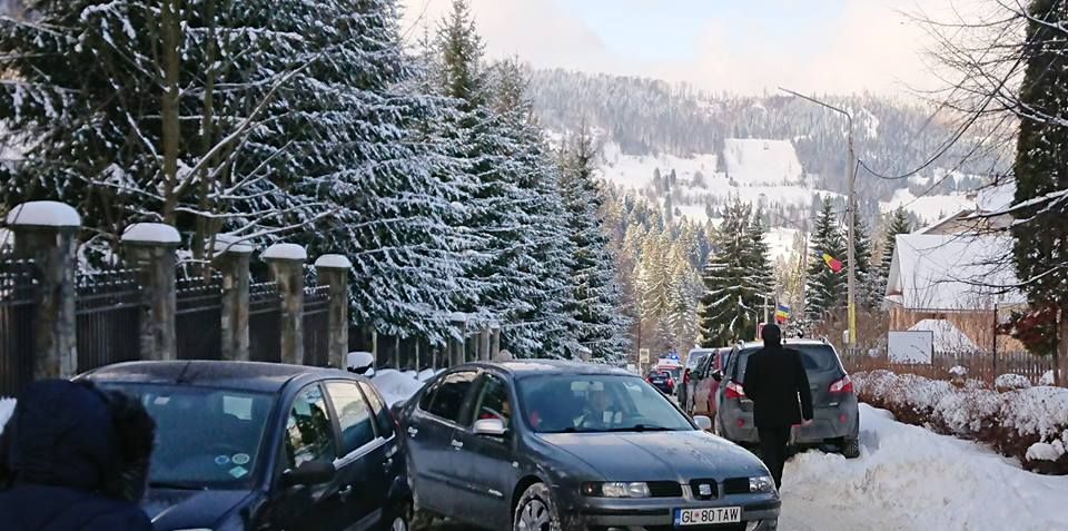 Mașinile parcate aiurea au întârziat preluarea unei victime accidentate pe pârtia de schi din Durău