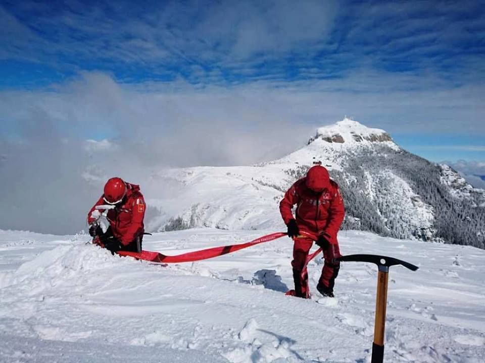 Pericol de avalanşă în Ceahlău. Restricţii la accesul turistic