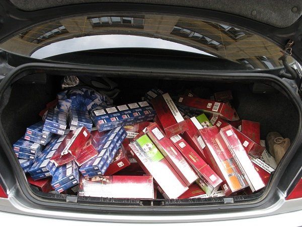 Șoferiță prinsă cu țigări de contrabandă în mașină