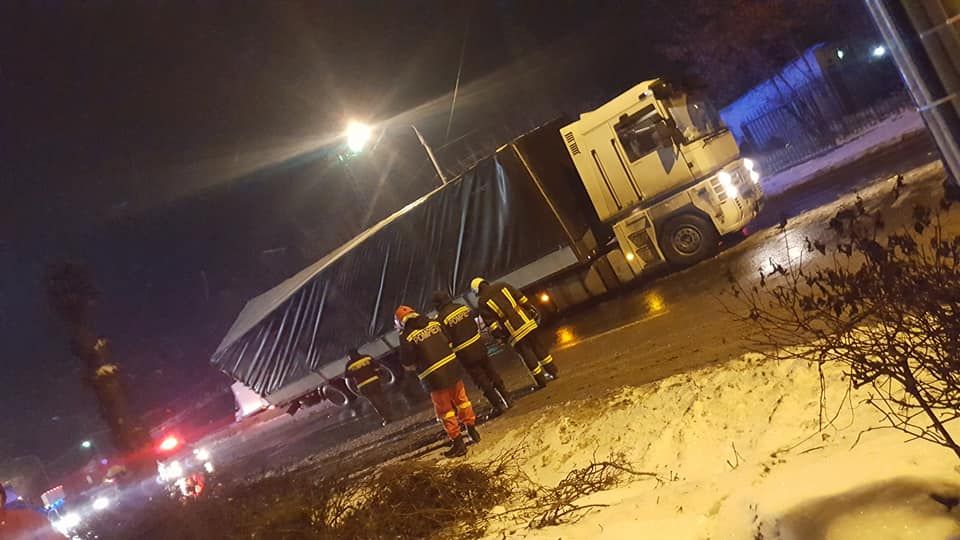 Șoferul ”TIR-ului” care a intrat în pilonii mall-ului din Roman, reținut de polițiști
