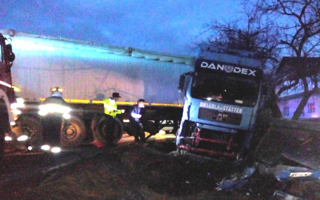 Pieton în comă după ce a fost accidentat de TIR (FOTO)