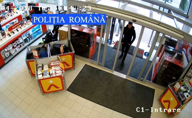 Căutat de polițiști pentru furtul unui wireless (FOTO)