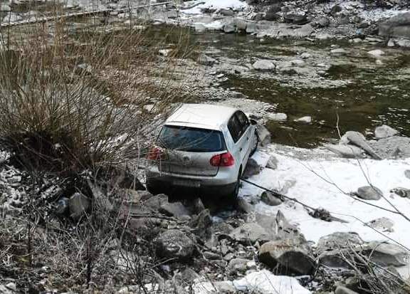 A ajuns cu mașina în albia unui râu (FOTO)