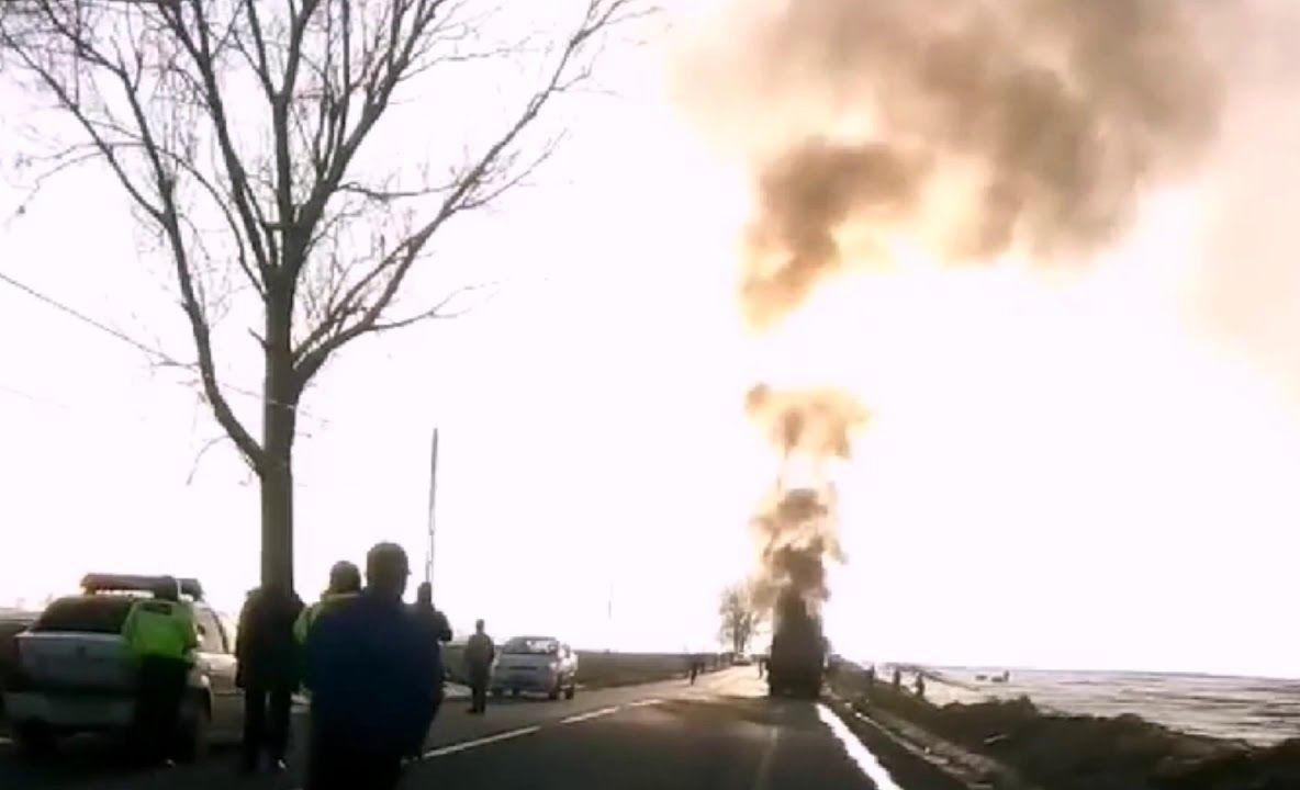 Autocamion în flăcări, pe un drum județean (FOTO-VIDEO)