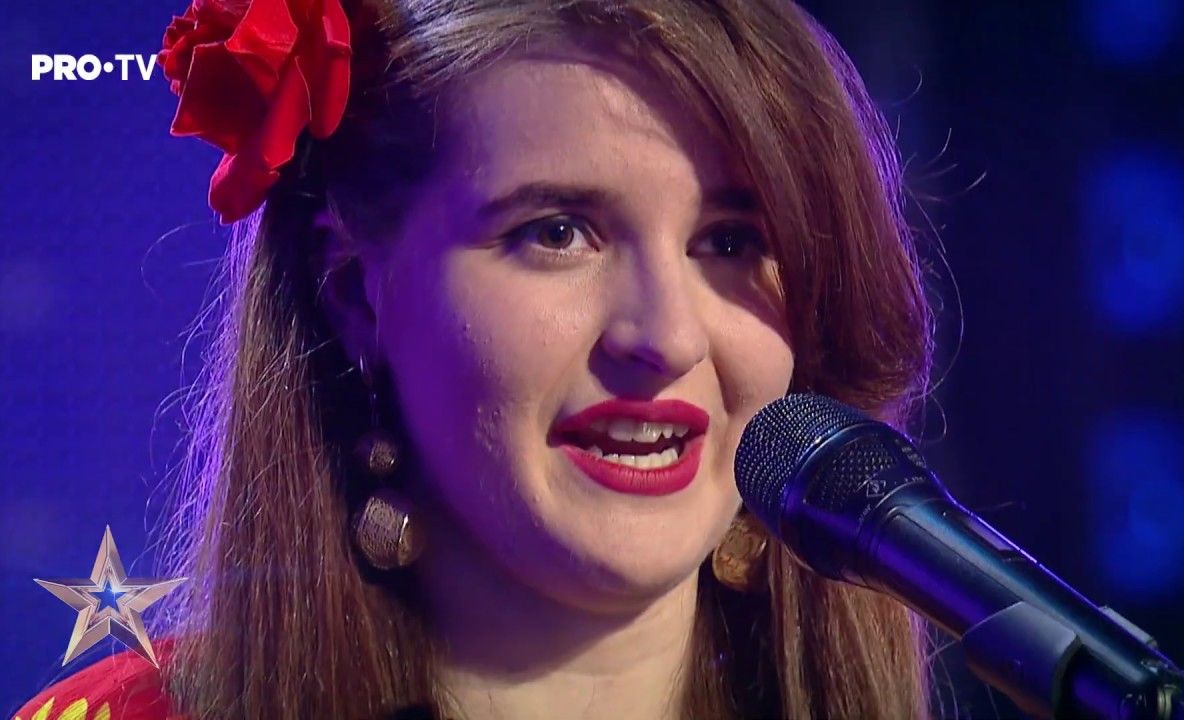 O tânără de etnie romă, din Piatra-Neamț, a ridicat juriul de la ”Românii au talent” în picioare