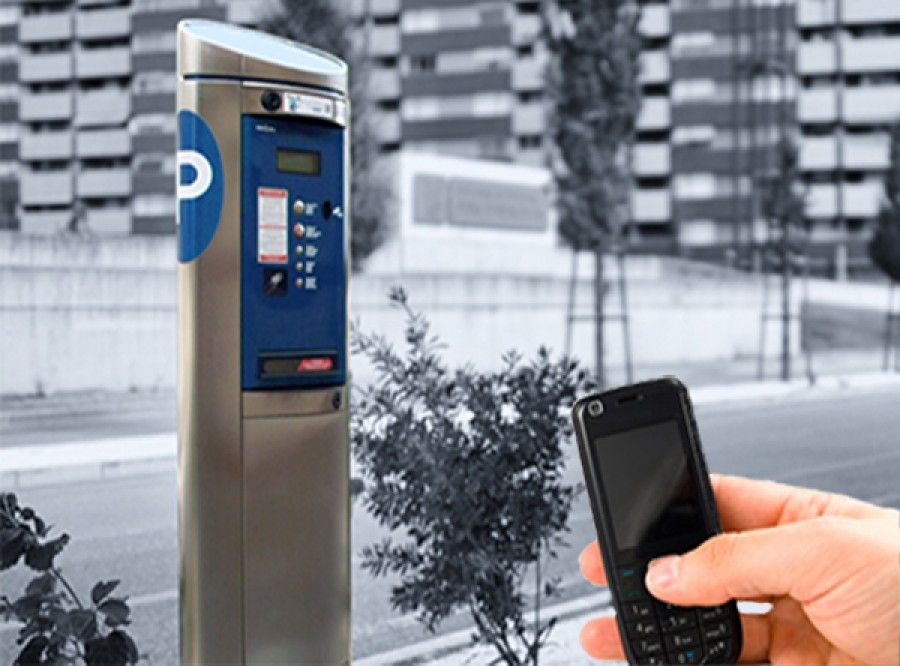 Din martie, plata pentru parcările publice din Roman va putea fi făcută prin SMS sau cu un card bancar