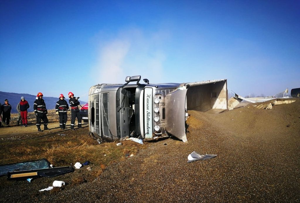 TIR răsturnat în șanț după ce șoferul ar fi rămas fără frâne (FOTO)