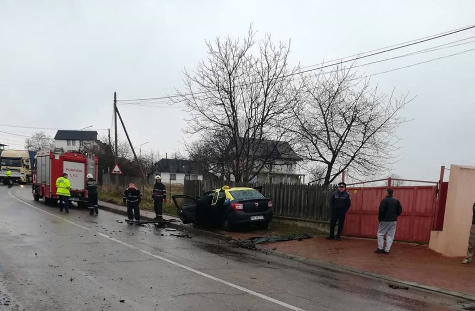 Trei victime după un accident la Târgu-Neamț. A intervenit descarcerarea (FOTO)