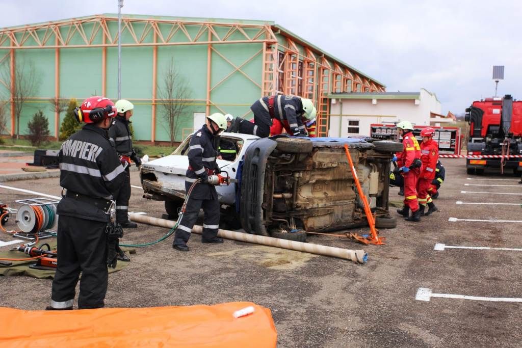 Pompierii pietreni, cei mai buni la descarcerare și prim ajutor (FOTO)