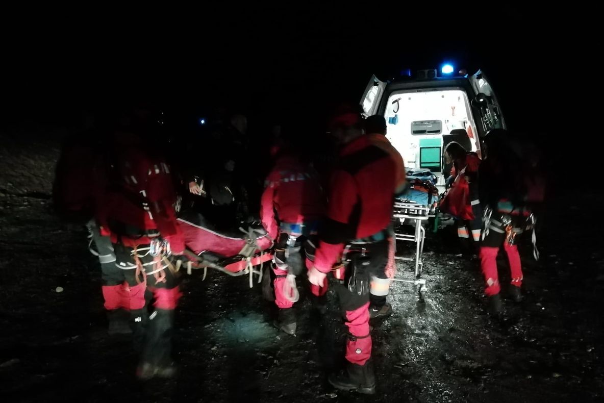 Un bărbat a căzut de pe o stâncă în Cheile Şugăului (FOTO)