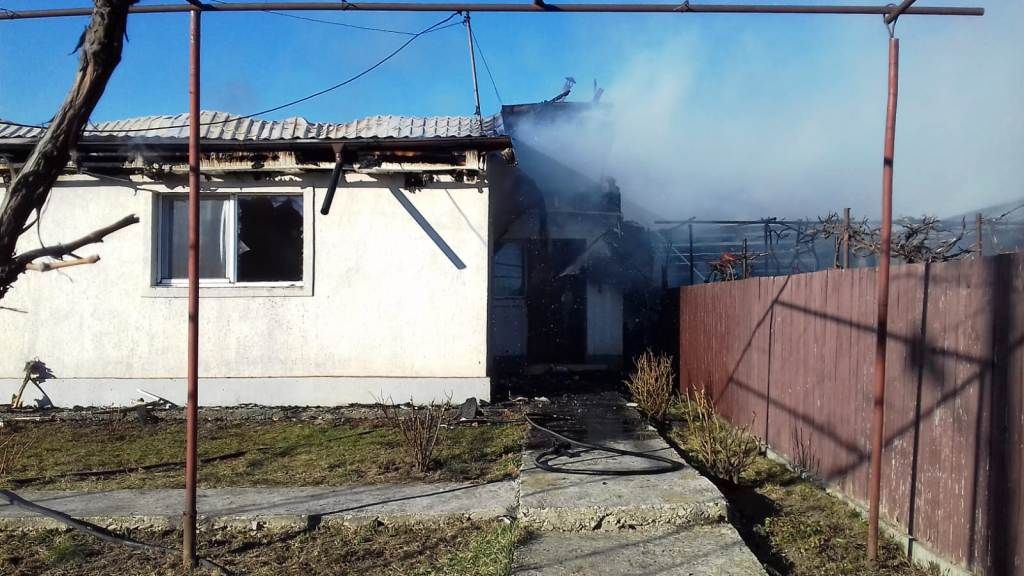 Incendiu într-o gospodărie din Dumbrava Roșie (FOTO)