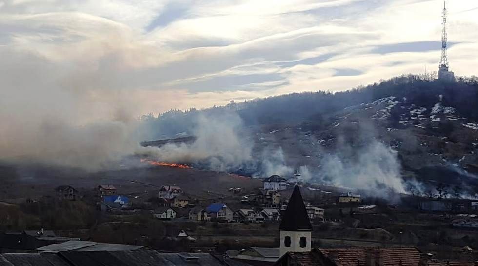 46 de incendii de vegetație uscată în primele două luni ale anului. Vezi măsurile de prevenire