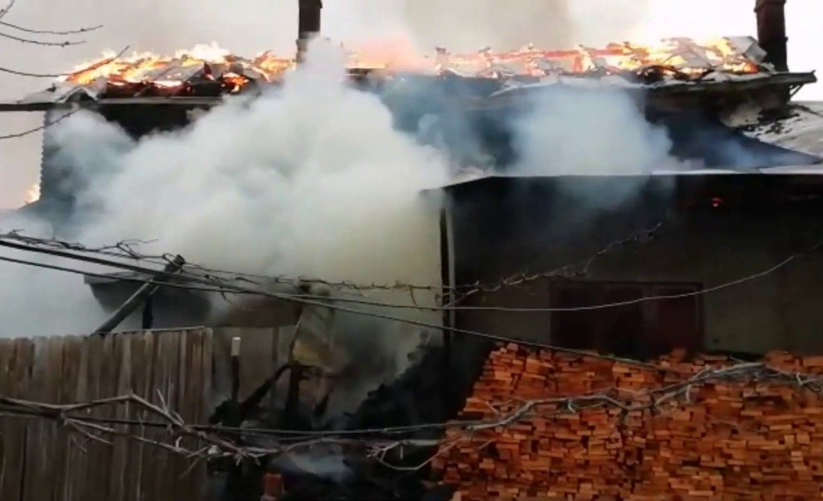Incendiu la o locuință și o magazie de lemne din Târgu-Neamț (VIDEO)