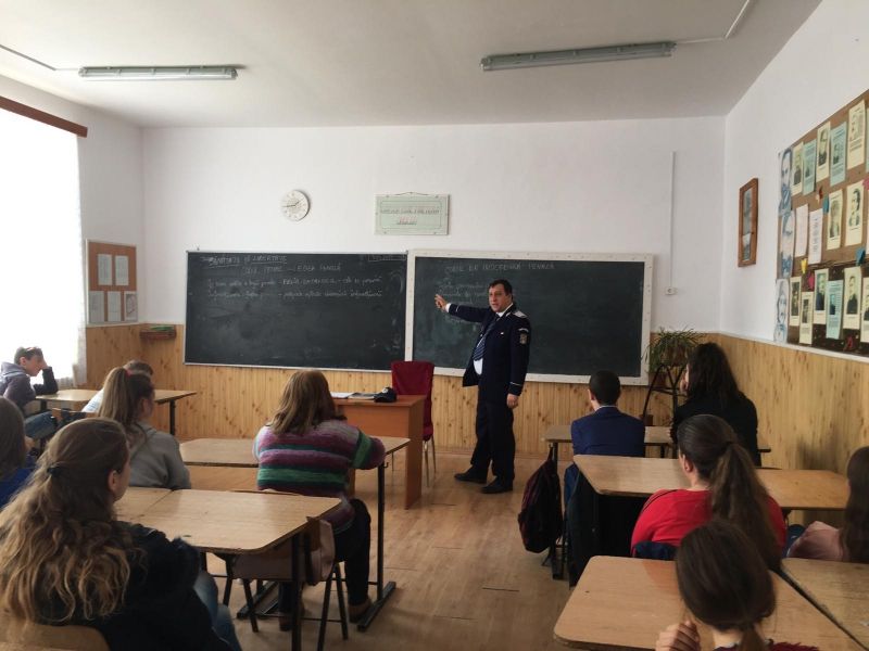 Oră de dirigenție cu polițiști la catedră (FOTO)