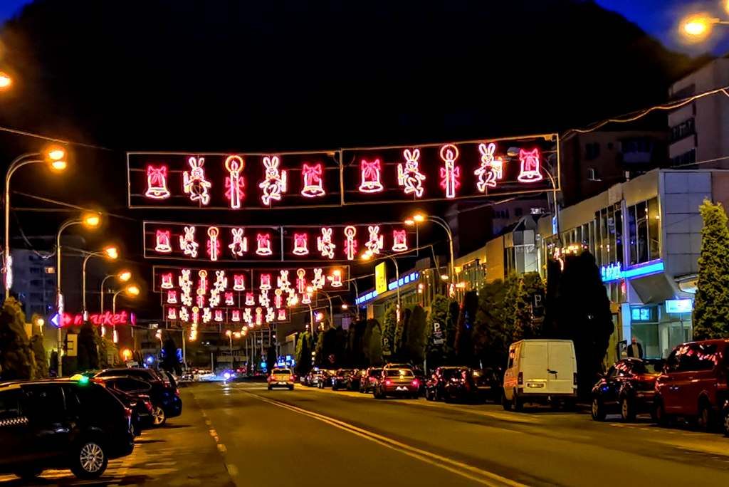 Iluminat festiv de Paște, în Piatra-Neamț (FOTO)